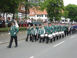 Allen voran der Spielmannszug Alfen mit dem Musikzug aus Etteln
