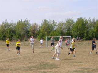 Auf dem großen Feld spielte die Mädchenmannschaft, verstärkt durch einige Mütter, gegen eine D-Jugend-Auswahl