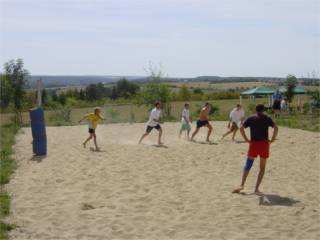 Vorher fand ein Beach-Soccer-Turnier statt. Während beim Volleyball zwei gegen zwei spielen, trafen hier jeweils drei Spieler an