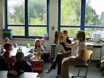 ... für die Eltern, während die Kinder ihren ersten Schulunterricht erlebten