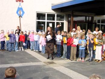 Die Schulleiterin Frau Kolthammer begrüßte ihre neuen Schüler