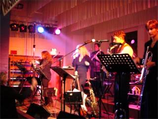 Danach unterhielt das Party - Symphonie-Orchester ...