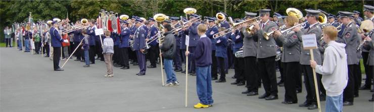 Nach dem gestern die dem Musikverein verbunden Schützenvereine eingeladen wurden, waren heute alle befreundeten Musikvereine und Spielmannszüge nach Alfen eingeladen worden. 11 Gastvereine an der Zahl trafen sich an der Schützenhalle. Der Wetterbericht hatte zwar eine 80 % Regenwahrscheinlichkeit vorhergesagt, aber der Musikverein Alfen hatte sich wohl den blauen Himmel verdient.