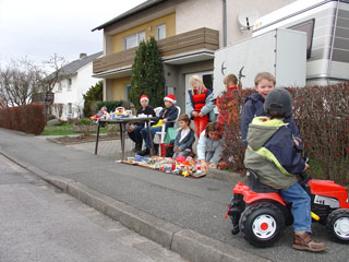 ... boten die Kinder einen Flohmarkt an.