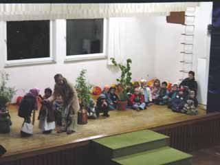 Die "Schulkinder" des Kindergartens hatten ein Theaterstück über die Sterntaler-Geschichte vorbereitet