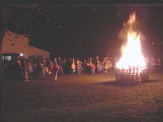 Nach dem Laternenumzug durch das Dorf erwartete die Besucher an der Schützenhalle Punsch, Martinsbrezel und Glühwein