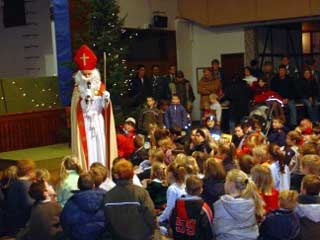 Nach der Vorstellung unterhielt sich der Nikolaus noch mit den Kindern