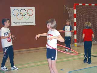 Während die Minis, die A-Jugend und die Mädchenmannschaft ihre eignen Weihnachtsfeiern veranstaltet hatte, trafen sich die F-, E, D und C-Jugendmannschaften in der Alfener Sporthalle