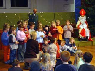 In der gut besuchten Alfener Schützenhalle präsentierten die einzelnen Klassen der Grundschule Alfen Lieder und Gedichte für den Nikolaus
