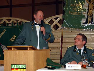 Oberst Josef Drüke und Brudermeister Konrad Hansmeier begrüßten ...