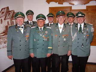 Hier die geehrter Schützenbrüder mit dem Vorstand