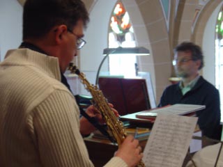 Der Bezirksverband Paderborn-Land hat am Samstag ein Bezirkskönigstreffen in Alfen veranstaltet. Das Treffen wurde mit einem Gottesdienst in der Alfener Pfarrkirche eröffnet. Die musikalische Gestaltung übernahm dabei der Musikverein Alfen. Hier die Solisten Uwe Stork und Antonius Nolte.