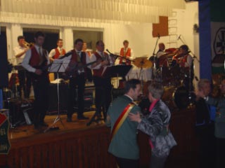 Danach wurde das Tanzbein zu Rhythmen der Tanzbesetzung des Musikvereins Alfen geschwungen.