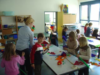 Frühlingstag in der Grundschule unterm Regenbogen (2004)