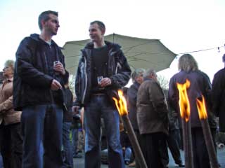 Es war noch lange hell, so dass das Feuer noch etwas warten musste.