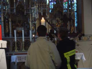 Wie in jedem Jahr begann das Osterfeuer mit einer Andacht in der Alfener Pfarrkirche. Konrad Hansmeier freute sich über ein immer größer werdendes Publikum.
