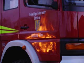 Die Feuerwehr Alfen stand mit Rat und Tat beiseite und sorgte für eine sichere Durchführung des Osterfeuers.