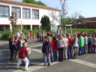 Frühlingstag in der Grundschule unterm Regenbogen (2004)