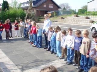 Frühlingstag in der Grundschule unterm Regenbogen (2004)