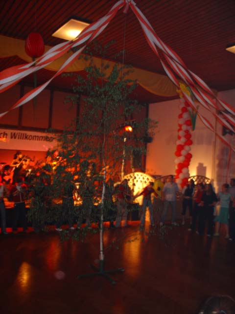 Um Mitternacht wurde um den Maibaum getanzt