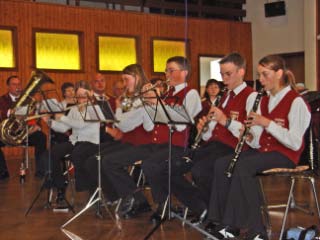 Zu Beginn des Konzertes zeigten die Nachwuchsmusiker ihr Können. Die Nachwuchsarbeit wird beim Musikverein Alfen groß geschrieben. Auch der Erlös des Konzertes kommt dem Nachwuchs zugute.