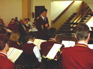 Johann Baptist Müller, Dirigent des Musikvereins, hatte, passend zum Wetter, einen frühlingshaften Strauß an Melodien zusammengestellt