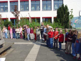 Frühlingstag in der Grundschule unterm Regenbogen (2004)