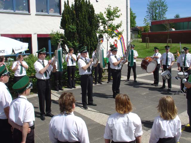 Die Musiker boten zünftige Marschmusik bei bestem Wetter.