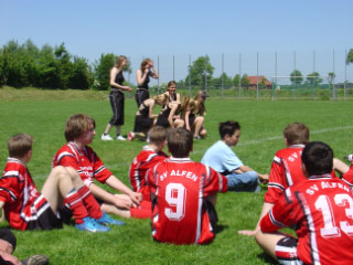 In der Pause unterhielten die weiblichen Firmlinge mit einem Cheerleader Tanz