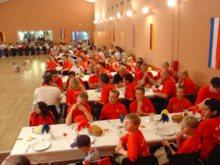 Zusammen mit dem Freundschaftskreis wurde die Partnerschaft in der Gemeindehalle von Noyen sur Sarthe gefeiert
