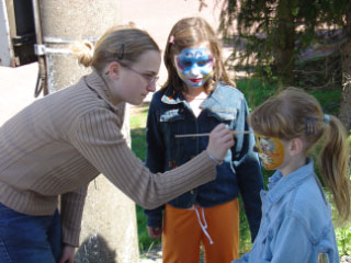 Kleine Kunstwerke entstanden beim Kinderschminken