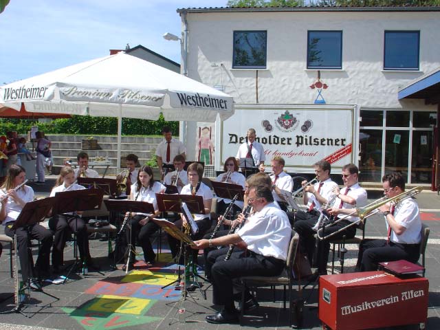 Strahlender Sonnenschein, eine leichte Brise und fröhliche Musiker ließen die Zeit im Fluge vergehen