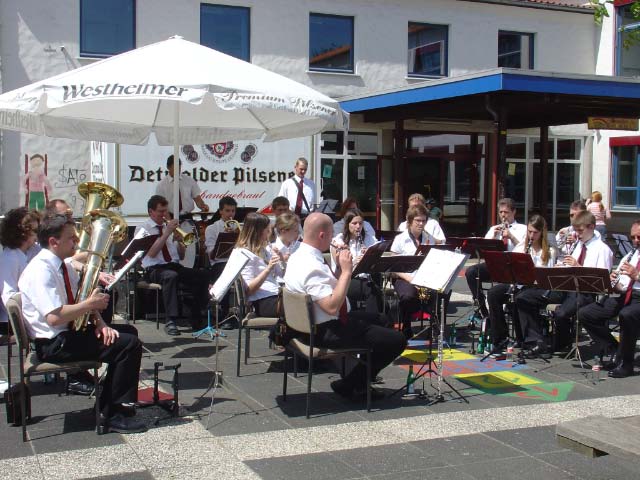 Die Blaskapelle und der Musikverein wechselten sich ab. Leider waren die Zuhörer handverlesen, aber davon ließen sich die Musiker nicht abhalten.