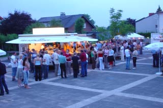 Allerdings wäre für noch mehr Alfener Platz gewesen. Am Wetter kann es nicht gelegen haben. Der Dämmerschoppen hat im Jahreskalender seinen festen Platz, also kann auch niemand sagen, er hätte zu spät davon erfahren. Schade das ein solches Dorffest nicht mehr Zuspruch erfährt