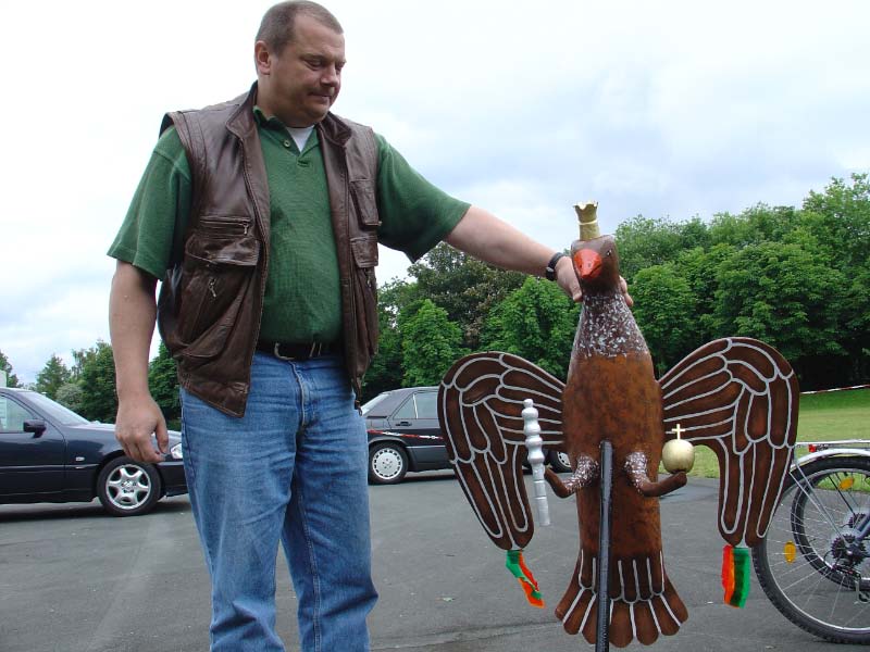 Markus Hüster hat die Malerarbeiten übernommen. Hier mit dem Vogel auf dem der Jungschützenkönig ausgeschossen wurde.