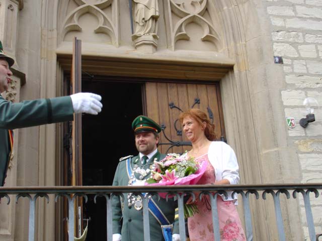 Am Nachmittag begann das Vogelschießen mit einem Gottesdienst. Vor der Kirche bedankte sich Oberst Drüke bei Königin Christiane mit einem Blumenstrauß.