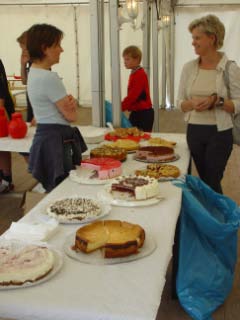 Im Zelt hatten die Eltern ein tolles Kuchenbuffet zusammengetragen.