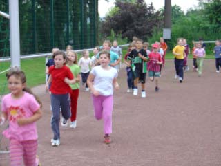 So starteten die Grundschüler mit einem 800 Meter Lauf.