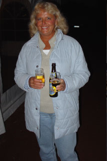 Alle Gäste waren guter Dinge. Aber wenn man nicht schnell genug war, hatte man schnell 3 Biere in der Hand ;-)