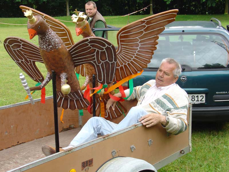 Das Vogelschießen begann mit dem Aufhängen des Vogels