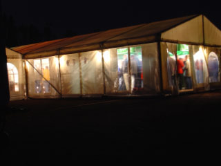 Das Zelt auf dem Sportplatz lud alle Alfener ein. Allerdings fand parallel das Schützenfest in Kirchborchen statt.