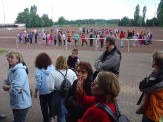 In diesem Jahr fand das Sportfest der Grundschule an einem Freitag statt. In den letzten Jahren wurde immer ein Samstag vorgesehen. Da aber im letzten Jahr die Elternresonanz schwach war, haben die Lehrer die Veranstaltung wieder in ihre Arbeitszeit gelegt.