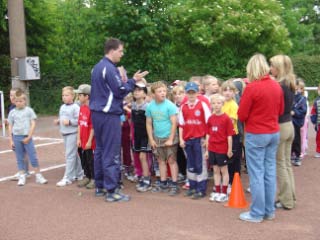 Laufen, Springen und Werfen sind das Motto der Bundesjugendspiele und daher auch des Sportfests der Grundschule unterm Regenbogen