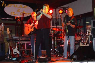 Anstelle des Musikvereins und des Spielmannszuges war Blues angesagt. Die fünf Mann Band "House and a dog" sorgte für gefühlvollen Sound.