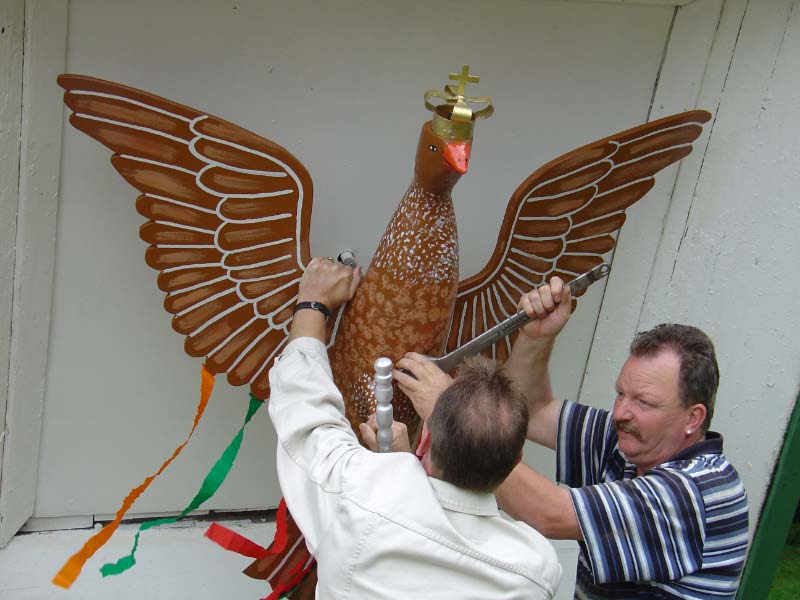 Der Schießmeister Igges und der Hauptmann Nillies legten Hand an, um den Vogel im Kugelfang zu befestigen