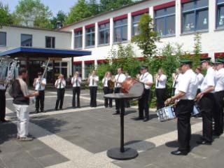 Zünftige Blasmusik des Musikvereins und Märsche des Spielmannzuges Alfen sorgten für das Rahmenprogramm