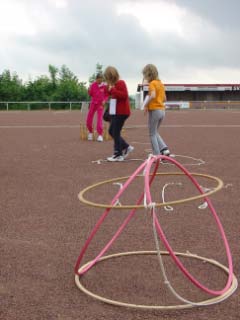 Die Grundschule unter dem Regenbogen lockert die "strengen" Disziplinen mit einigen Übungen und lustigen Spielen auf