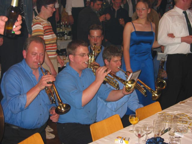 Gegen Mitternacht zog die Tanzmusikabteilung des Musikvereins Etteln ein letztes Mal los, um König Kersten und Königin Alexa ein Ständchen zu bringen