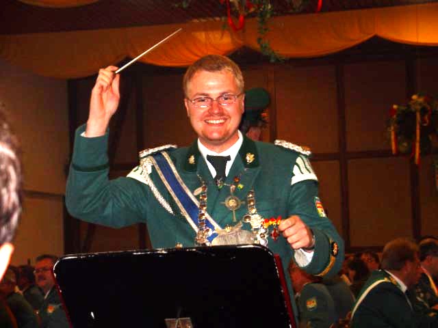 Kersten Schumacher zeigte sein Können als Dirigent des Musikvereins, der das Publikum mit zünftiger und moderner Blasmusik unterhielt. Dabei machte er gute Figur.