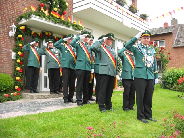 Der König begrüßte mit seinen Hofherren das Bataillon